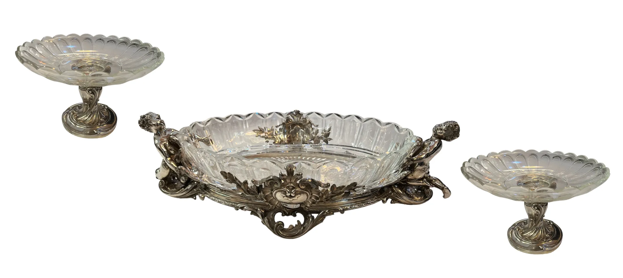 centrotavola antico con design elaborato e dettagli decorativi