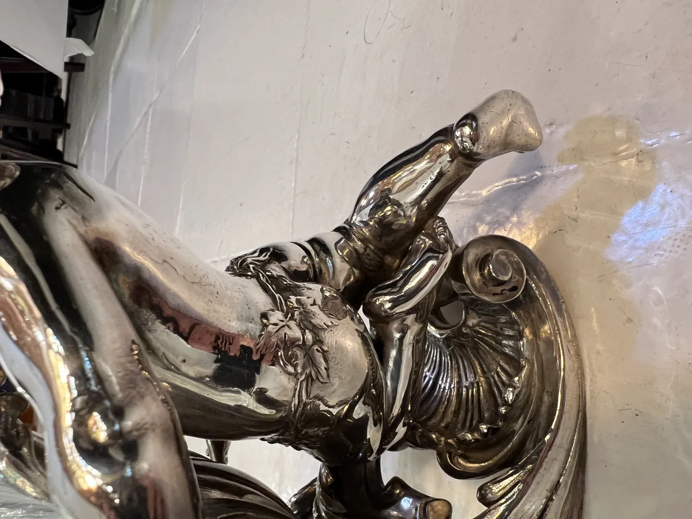 प्राचीन-टेबल-की-सजावट-Christofle-जो-कुशल-विशेषताएँ-रखती-है