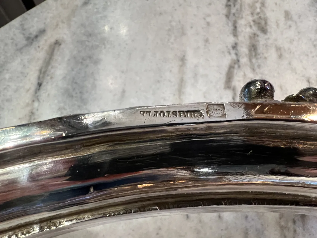 antiker Blumentopf Christofle mit dekorativen Elementen