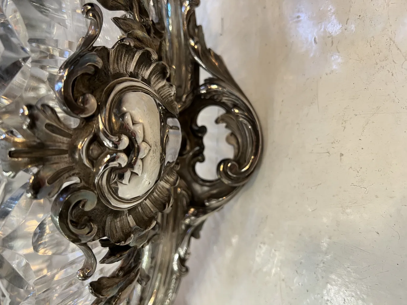 centrotavola antico di christofle con dettagli ornamentali in un ambiente elegante