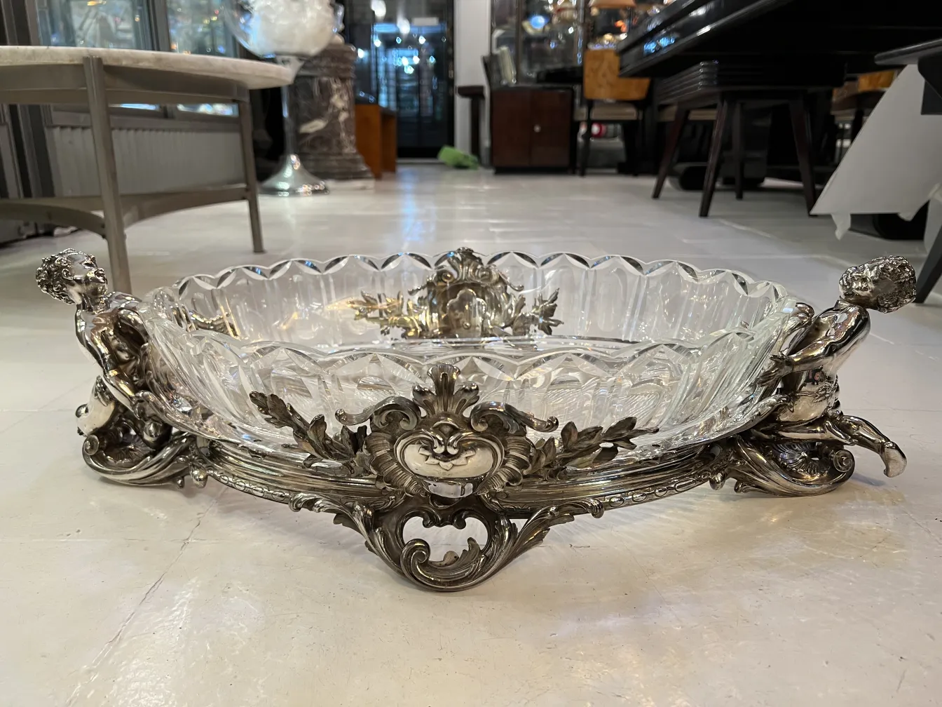 jardinera antigua christofle con detalles ornamentales y figuras