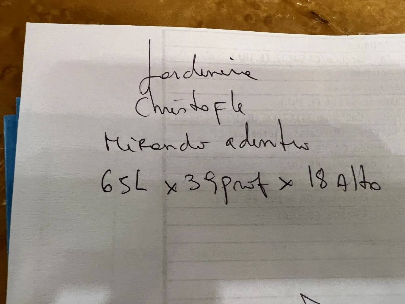 centre de table antique Christofle au design élégant, dans un environnement accueillant