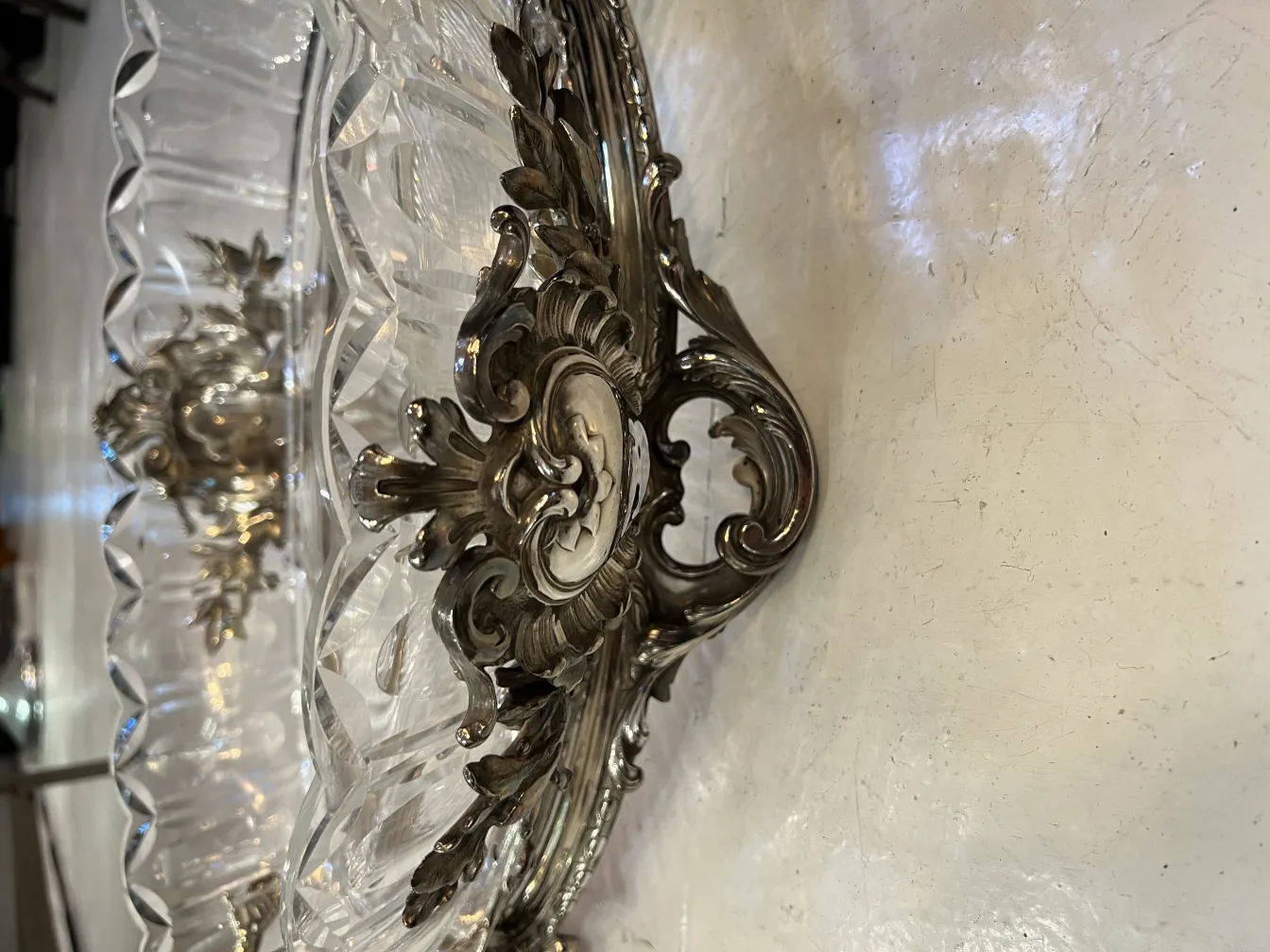 centrotavola antico Christofle con bordi decorativi elaborati