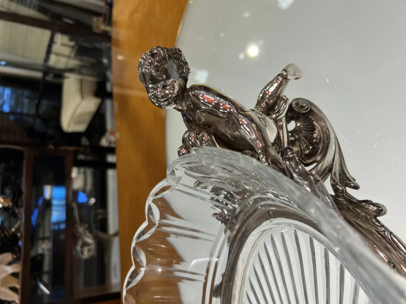 قطع مركزية للطاولة Christofle مع شكل زخرفي في الحافة، أنيق ومفصل.