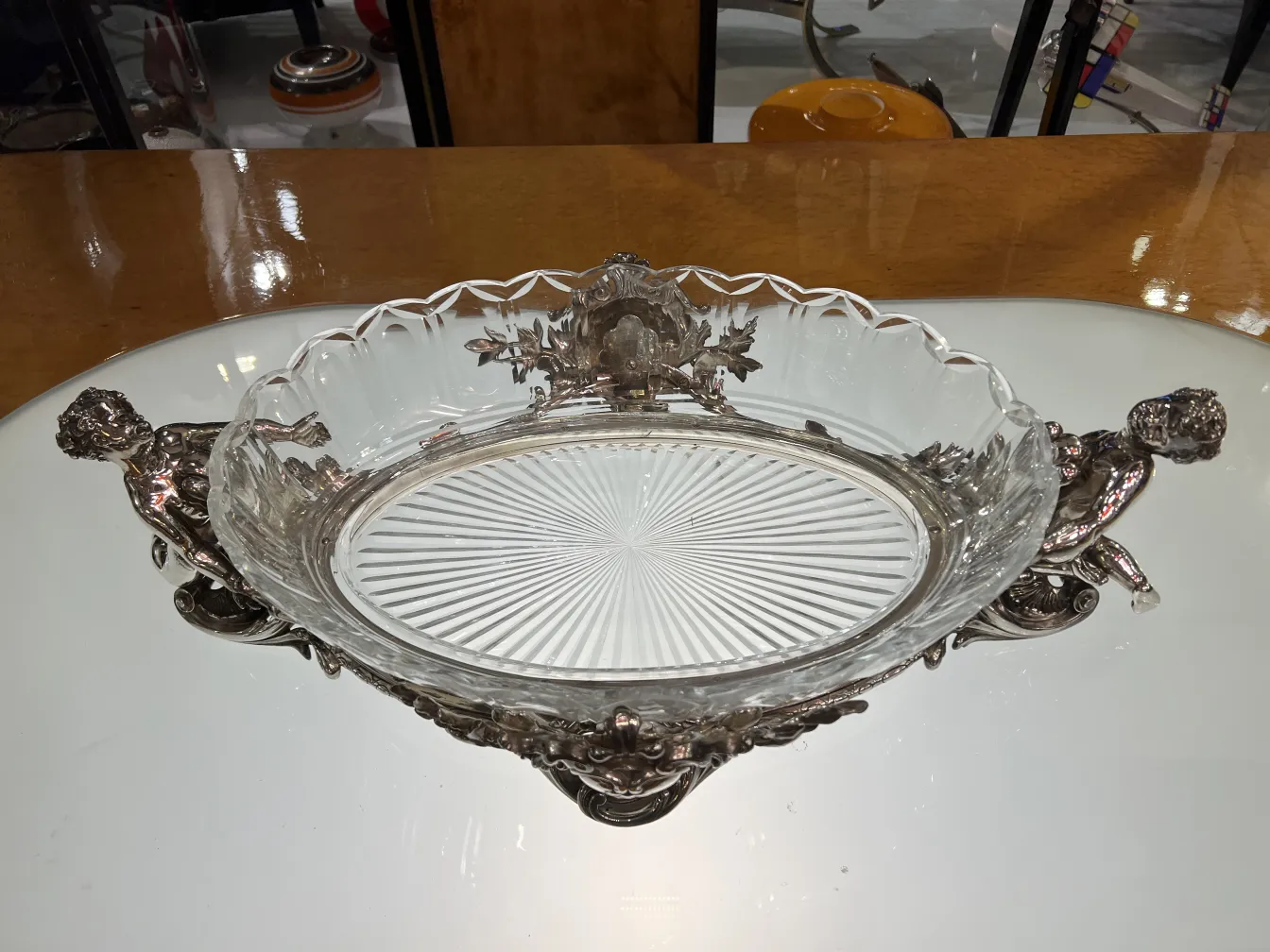 古典中心装饰品 Christofle 带有装饰细节，优雅而精致