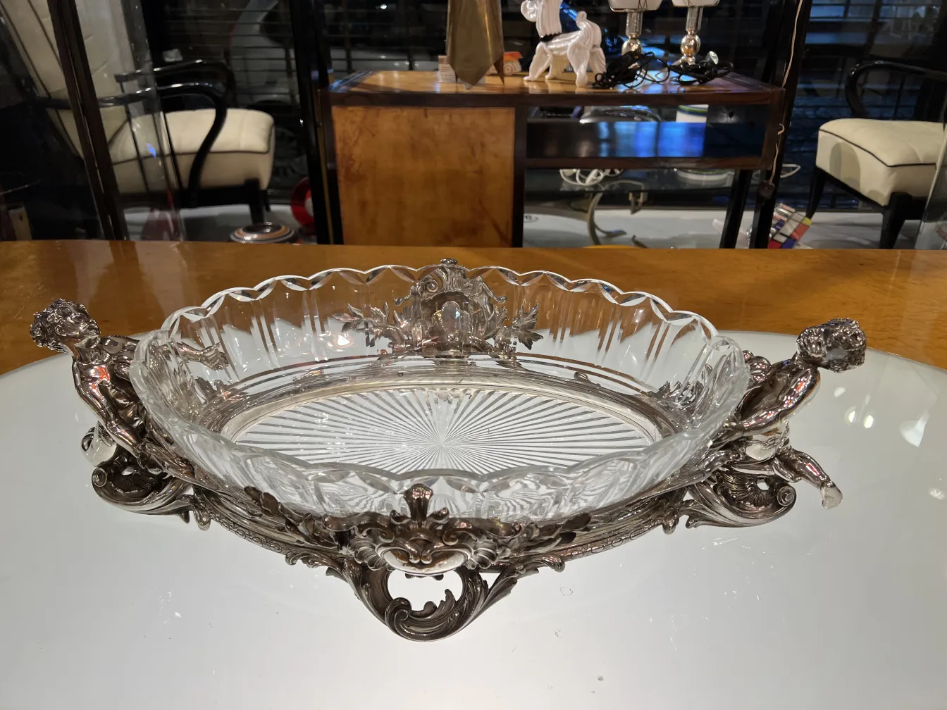 centre de table ancien Christofle avec un design élégant et des détails décoratifs