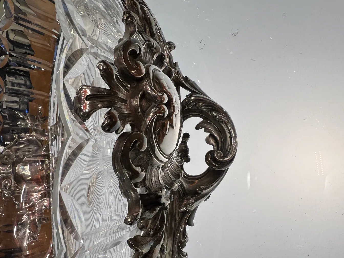 Centre de table ancien Christofle avec des détails décoratifs et un design élégant, parfait pour des tables de style classique