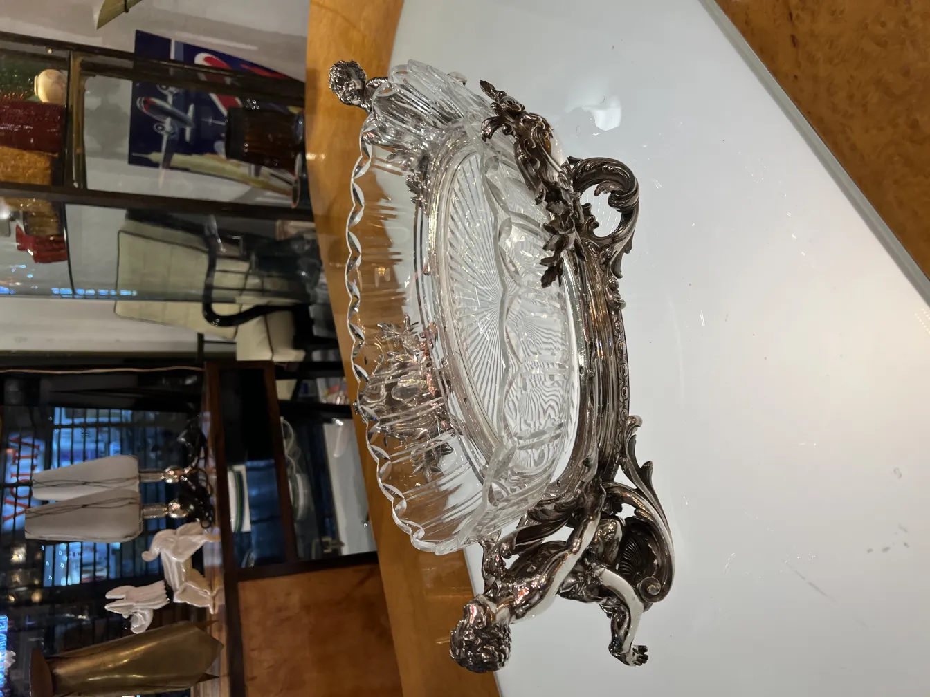 带有精美设计和把手的古董中心装饰品