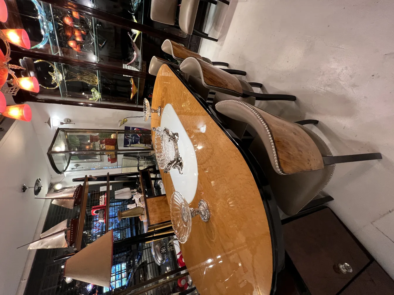 centro de mesa antigo christofle em uma mesa elegante com decoração variada