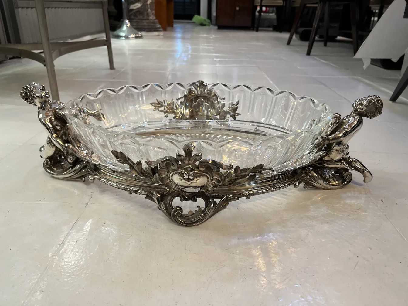 jardinera antigua christofle con detalles decorativos y diseño elegante, en un entorno clásico