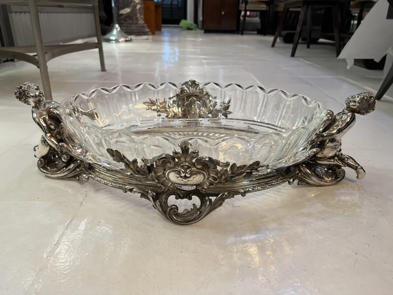 centro de mesa antigo Christofle com detalhes decorativos e figuras, ambiente elegante