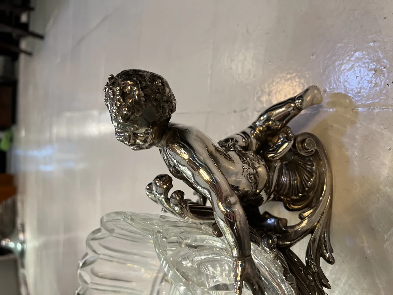 centro de mesa antigo Christofle com detalhe de figura decorativa, ambiente elegante