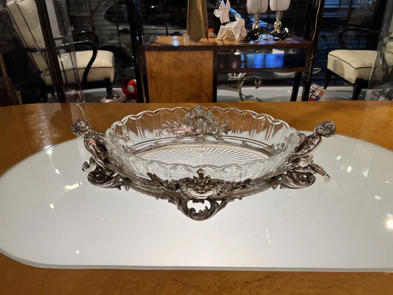 centrotavola antico in vetro con dettagli ornamentali