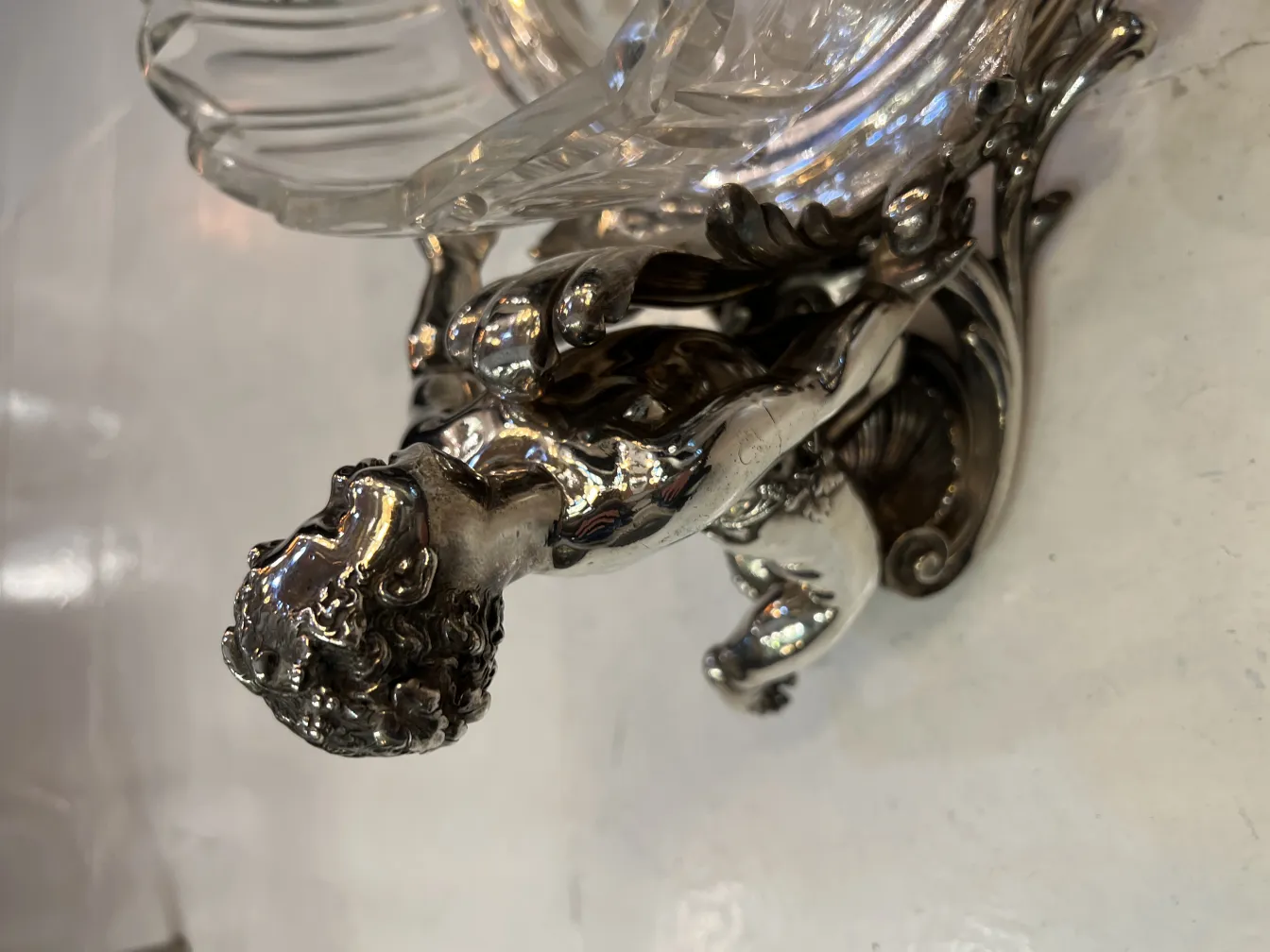 jardinera antigua Christofle con un hermoso diseño en relieve y detalles decorativos