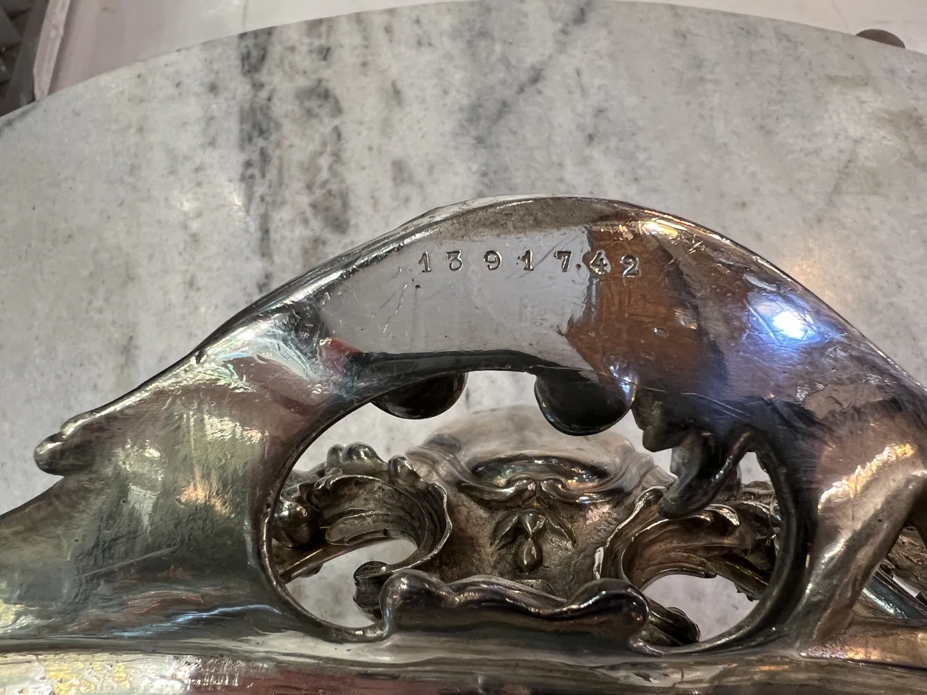 centrotavola antico Christofle con dettagli elaborati