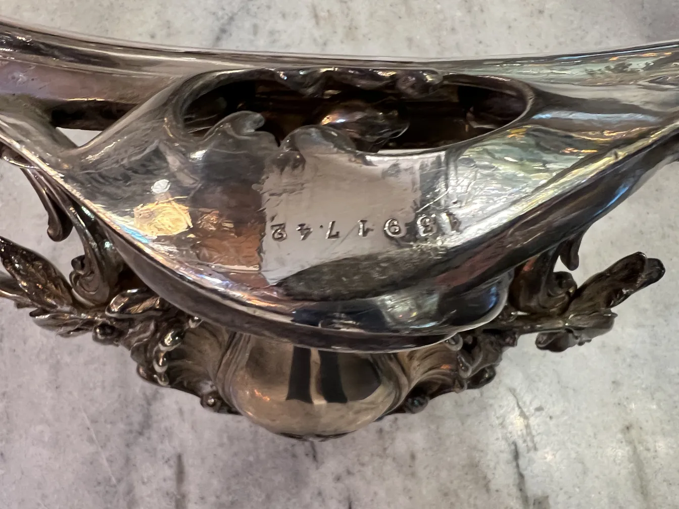 Antike Blumentöpfe Christofle mit exquisiten Details in einem eleganten Ambiente.