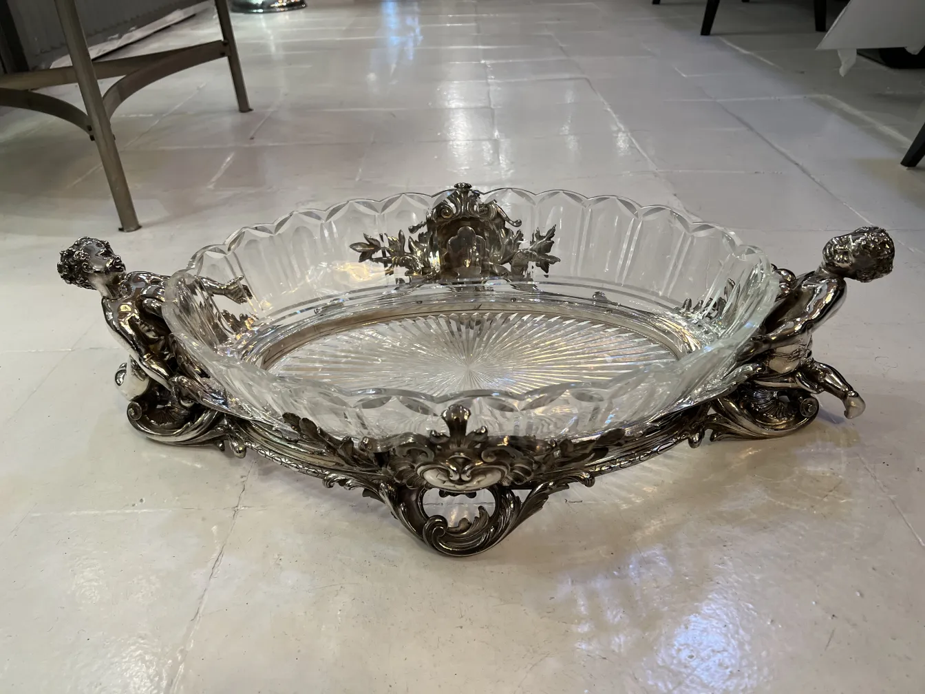 antiker Blumentopf Christofle mit eleganten Figuren in einem klassischen Ambiente