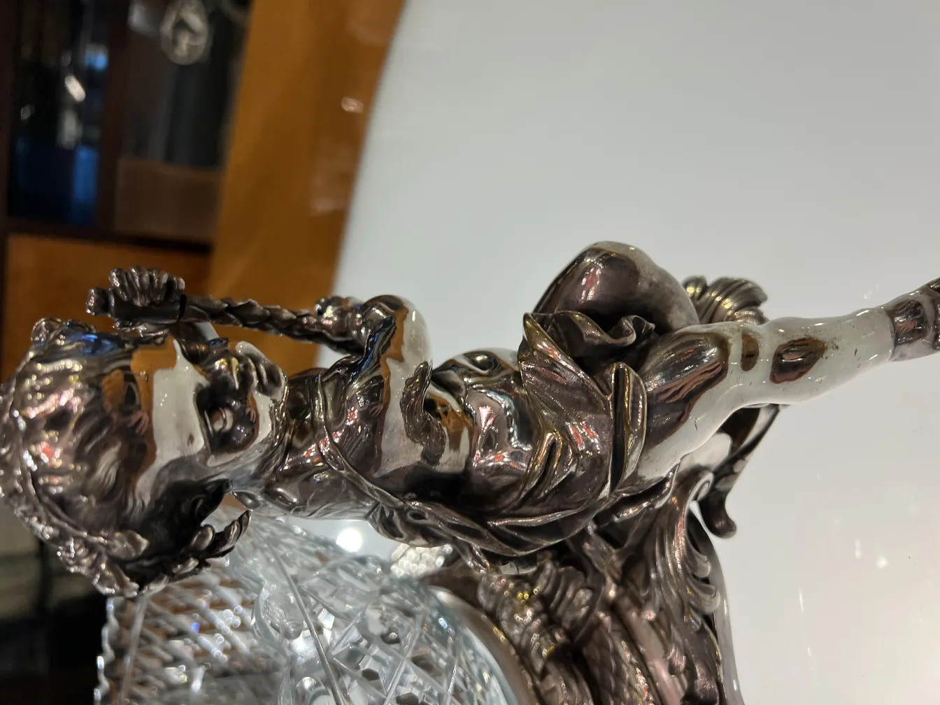 Centro de mesa antigo Christofle com figura decorativa e detalhes intrincados.