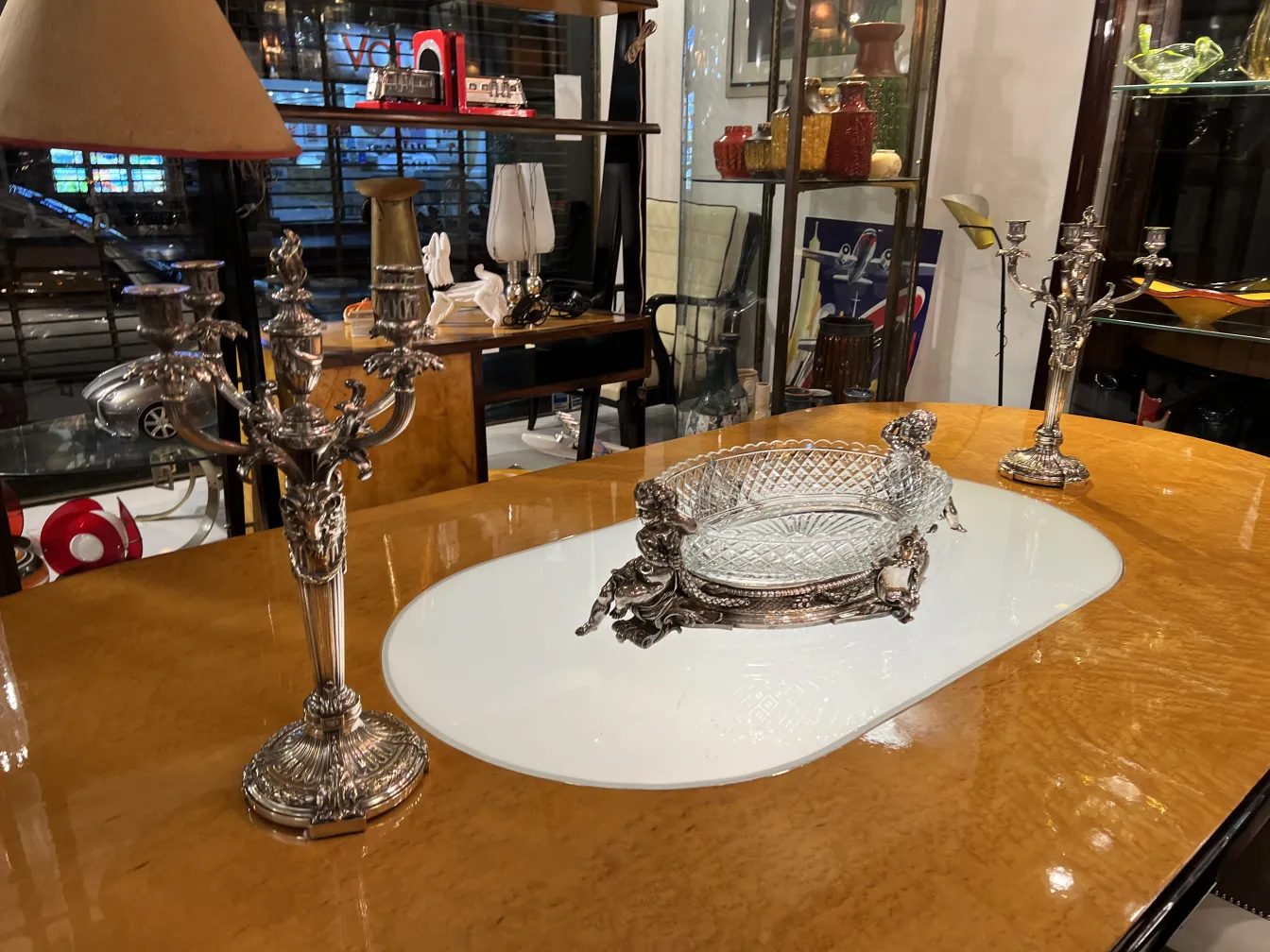 centre de table ovale ancien avec décor intricate sur une table élégante