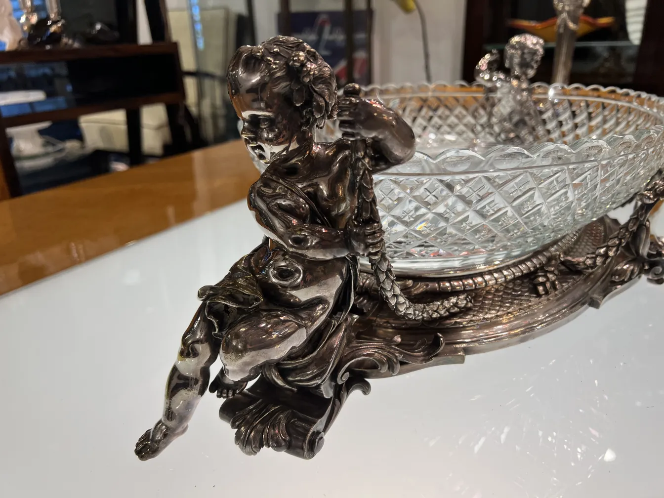 centrotavola antico decorativo con dettagli intricati