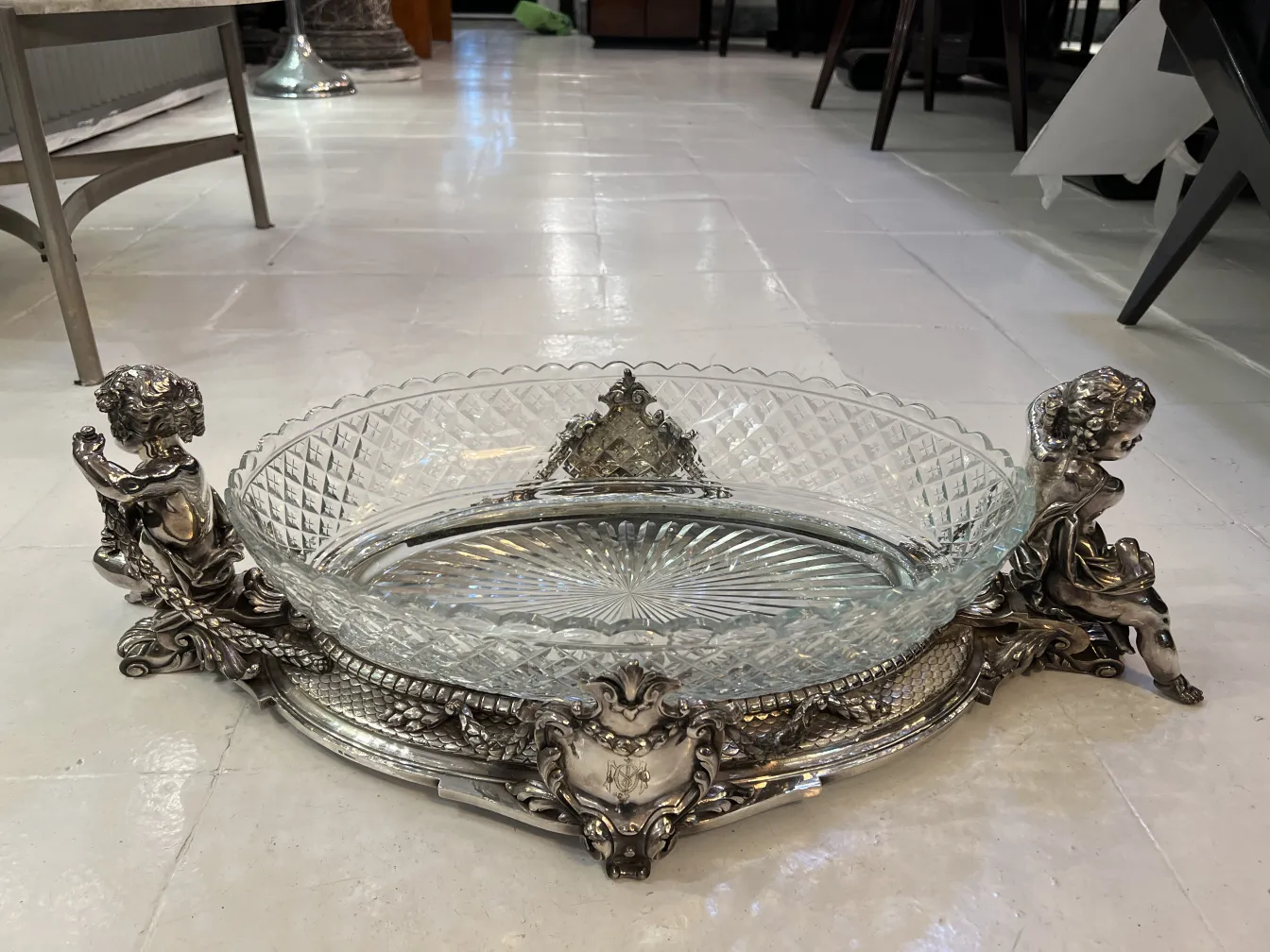 jardinera antigua decorativa con figuras y cristal