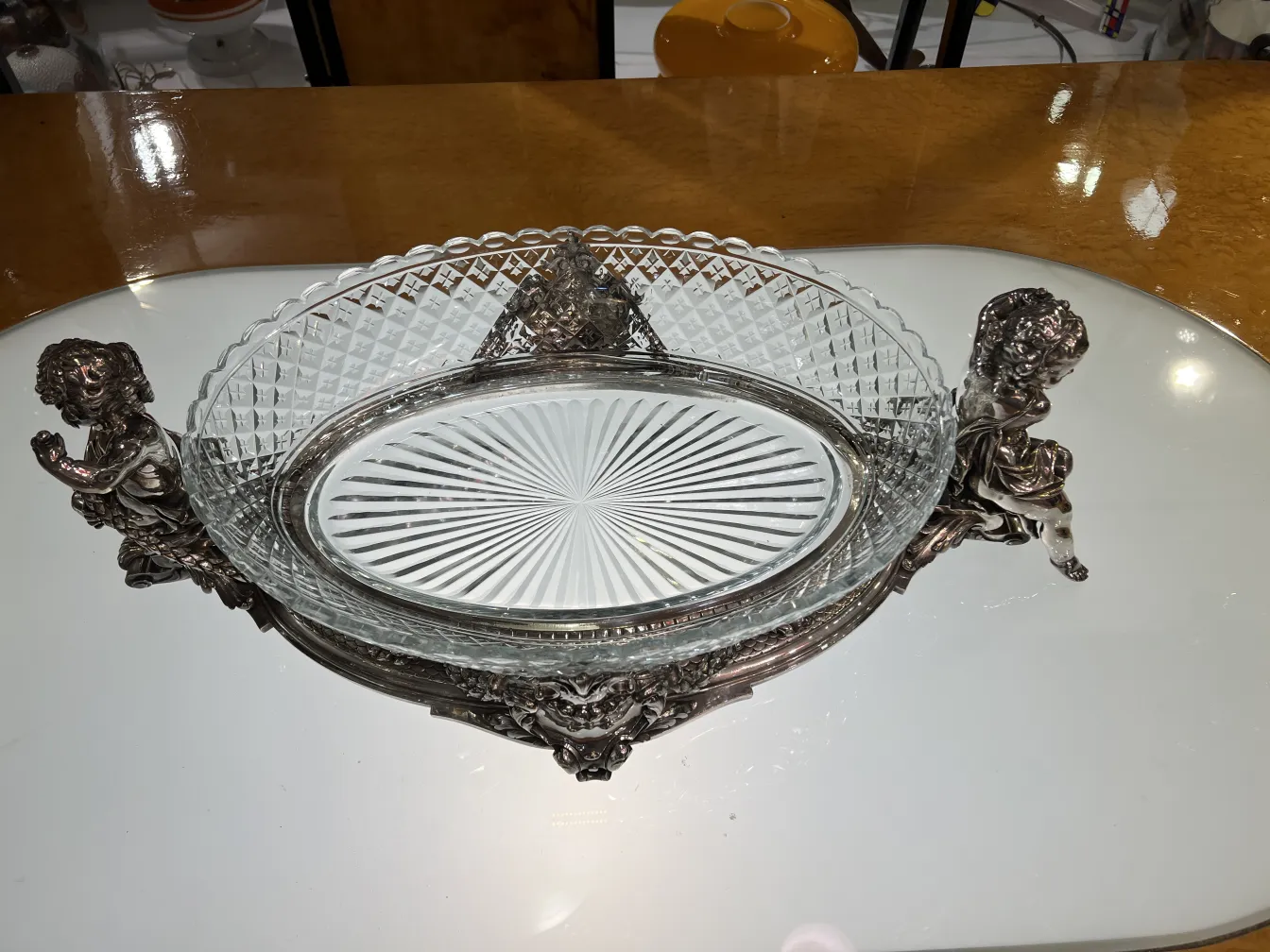 antik blumentopf mit dekorativen details und glas