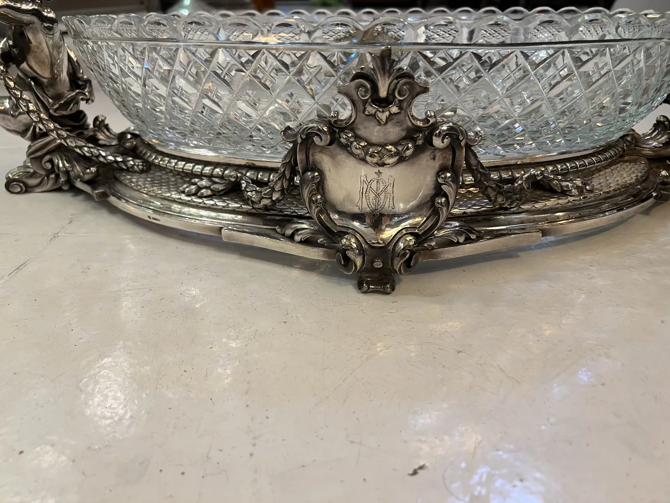 Centre de table ancien Christofle avec un design élégant.