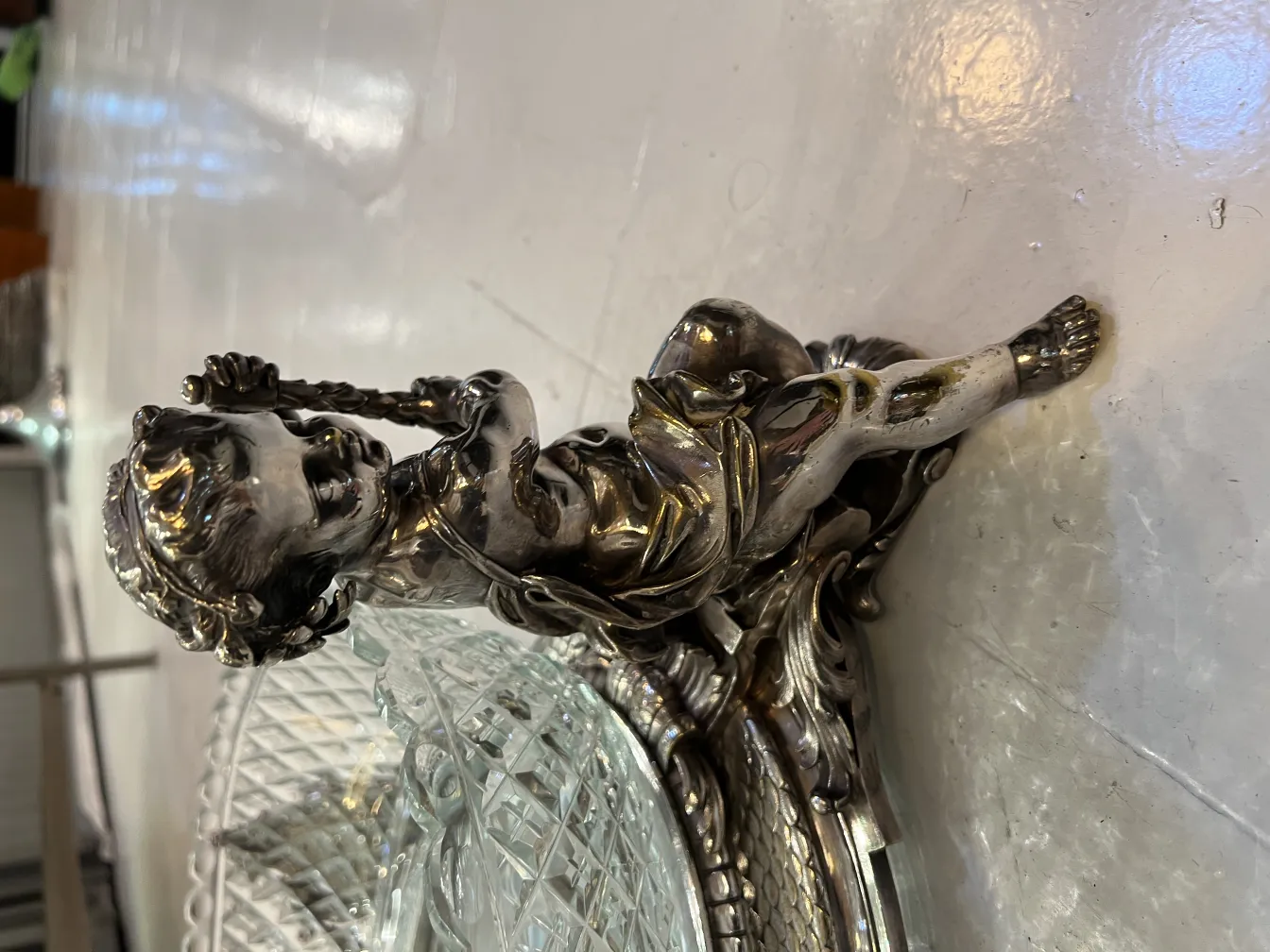 centrotavola antico con figura decorativa e dettagli eleganti