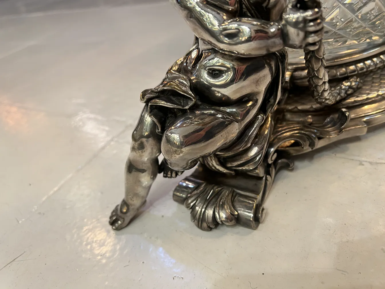 centrotavola antico con figura decorativa in stile elegante