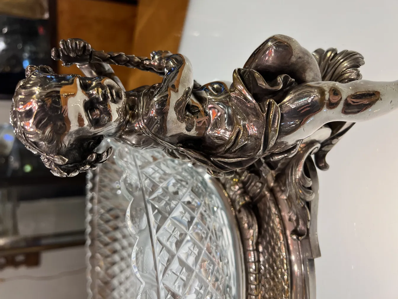 centro de mesa antigo Christofle com decoração elaborada e figura