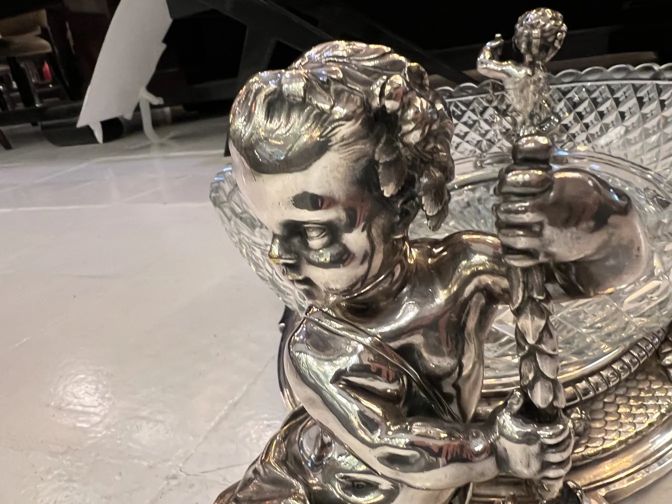 centre de table ancien de christofle avec figure décorative au centre, dans un cadre élégant