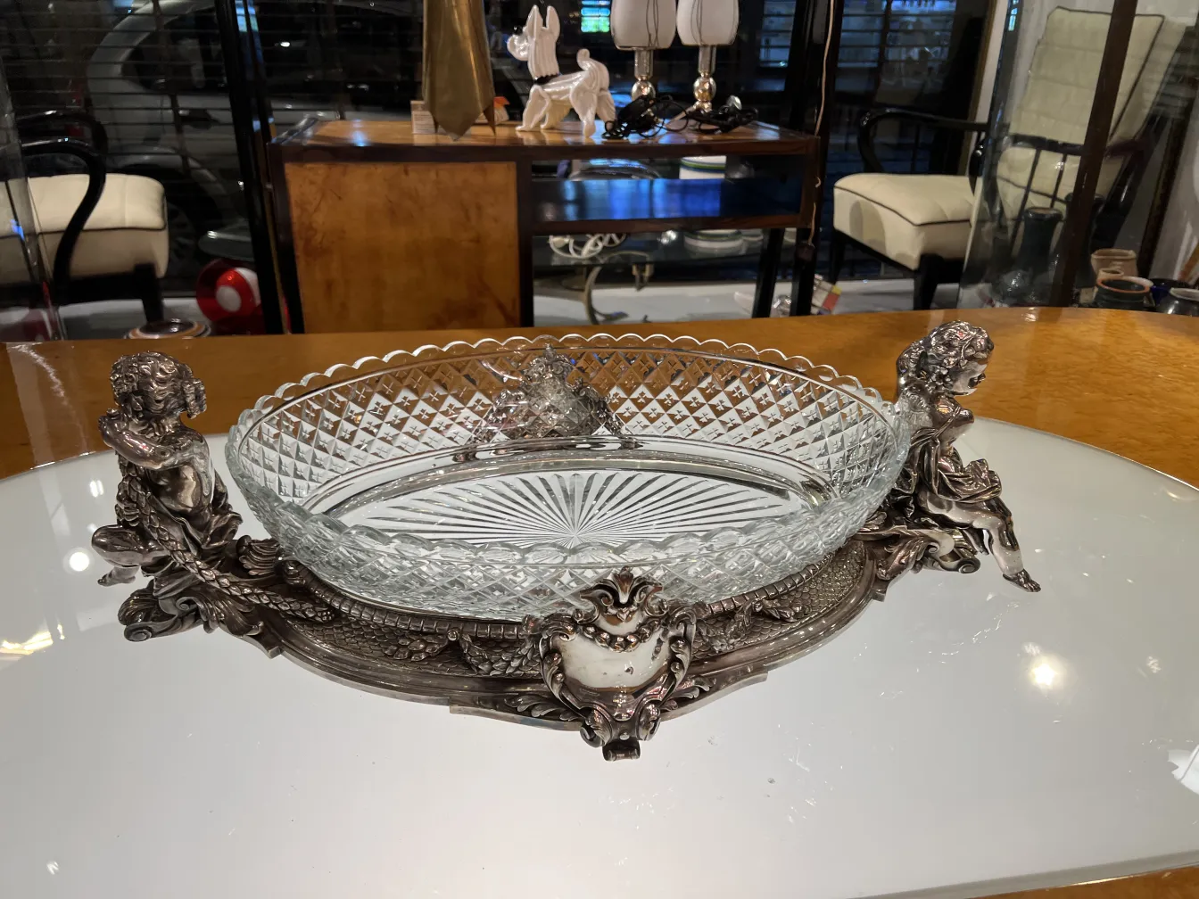 Centro de mesa antigo Christofle com detalhes ornamentais em ambiente elegante.