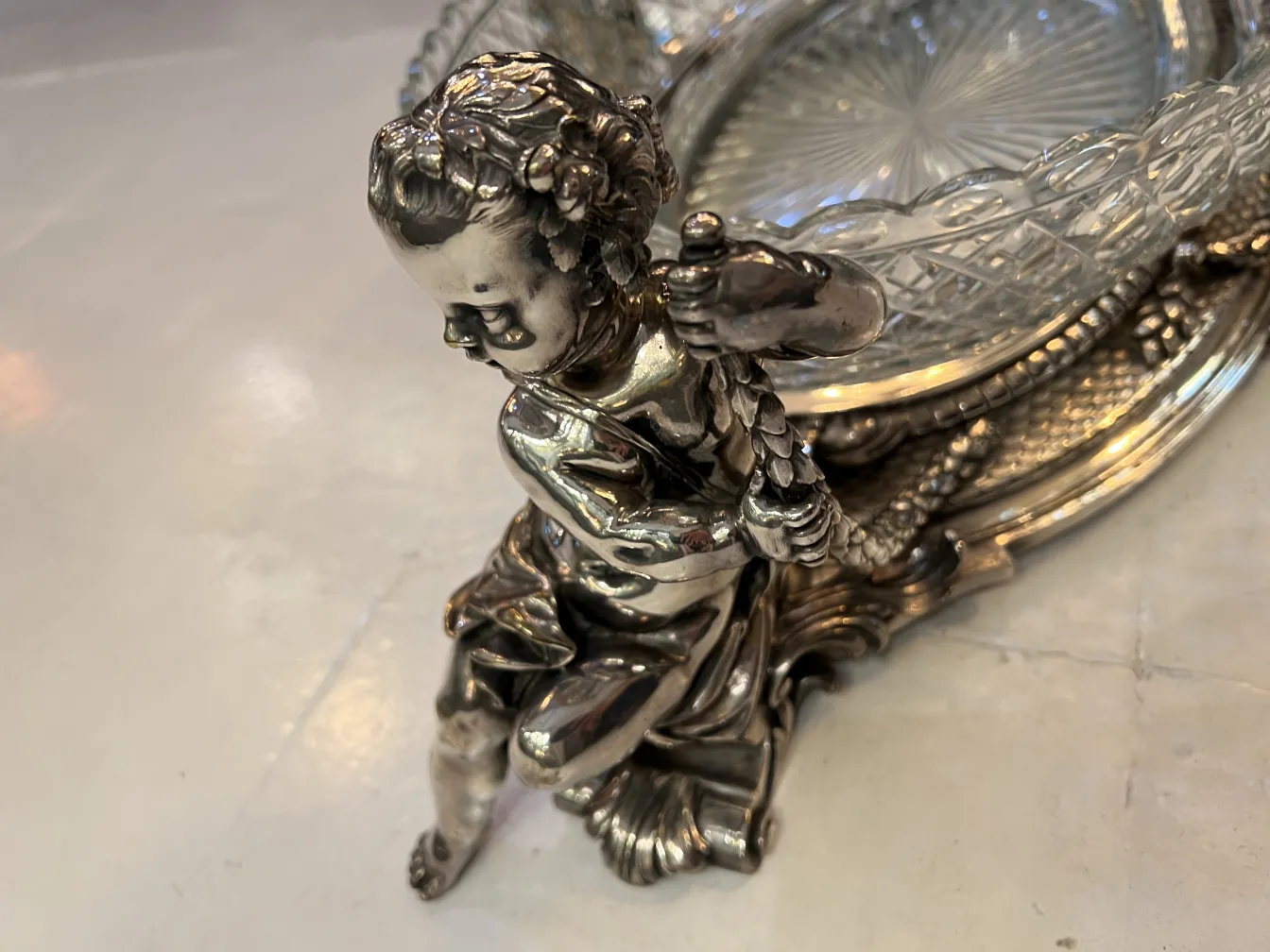 centre de table ancien avec figure décorative et design élaboré