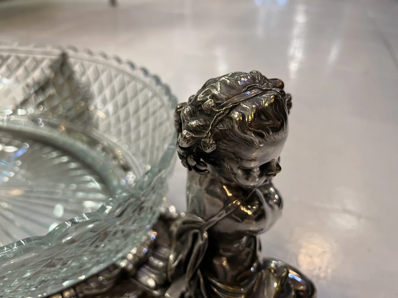 centrotavola antico Christofle con dettagli decorativi sottili e forma elegante