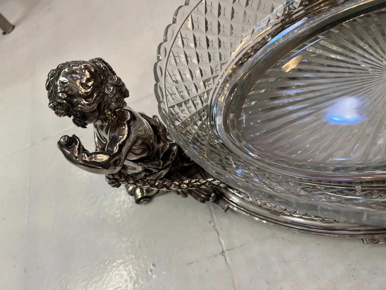 antiker Blumentopf Christofle mit dekorativer Figur und detailliertem Sockel