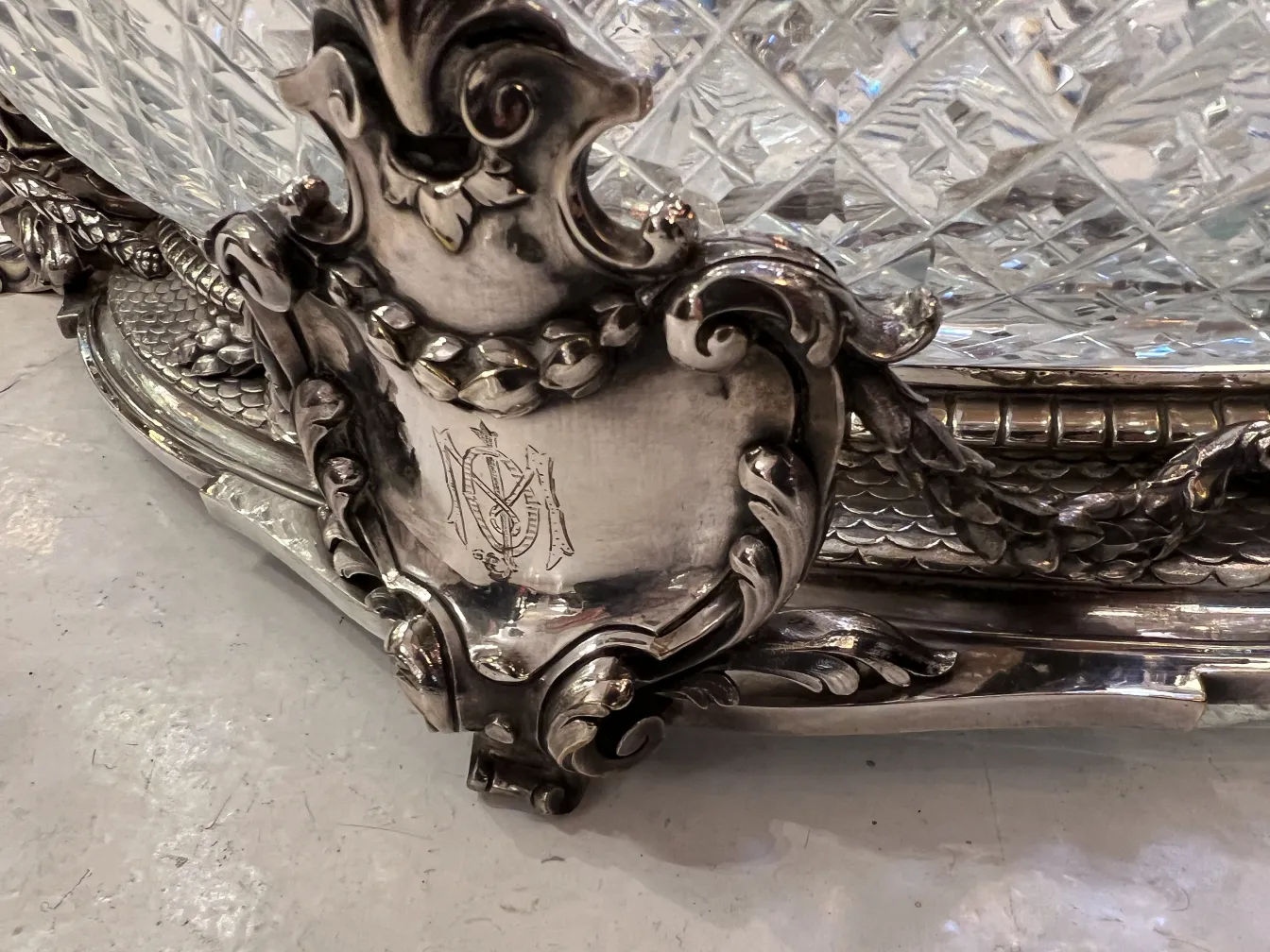 antik blumentopf mit dekorativen details und glas