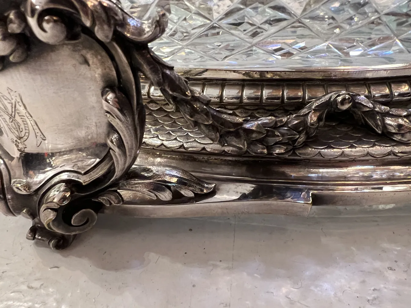 centro de mesa antigo Christofle com detalhes decorativos intrincados e estilo elegante em um ambiente clássico.