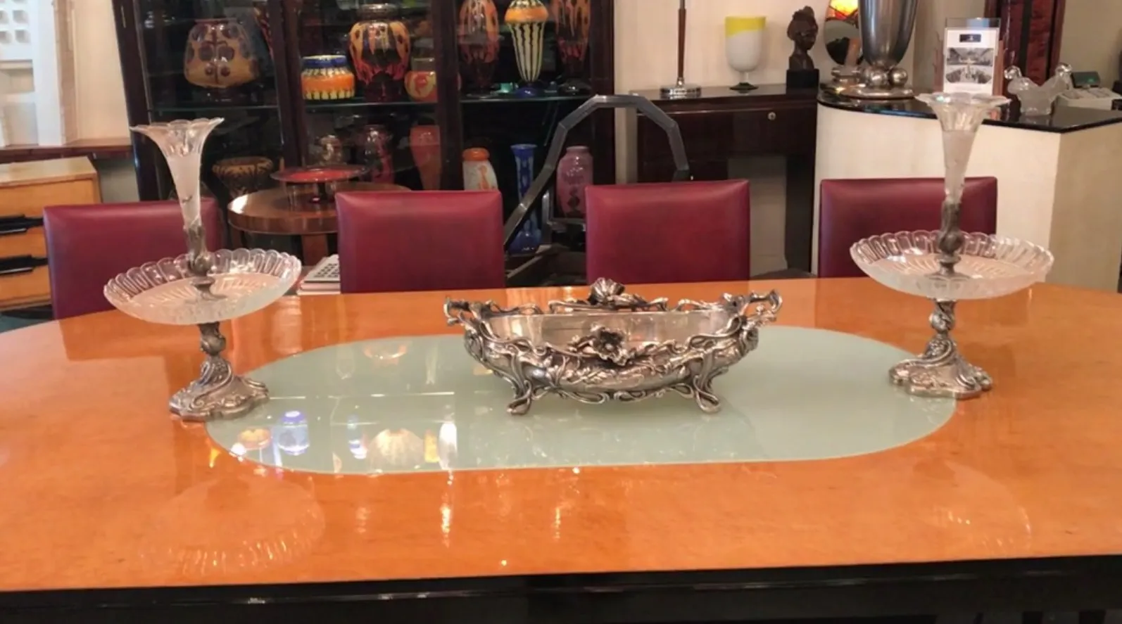 centro de mesa antigo exibido em uma mesa decorada