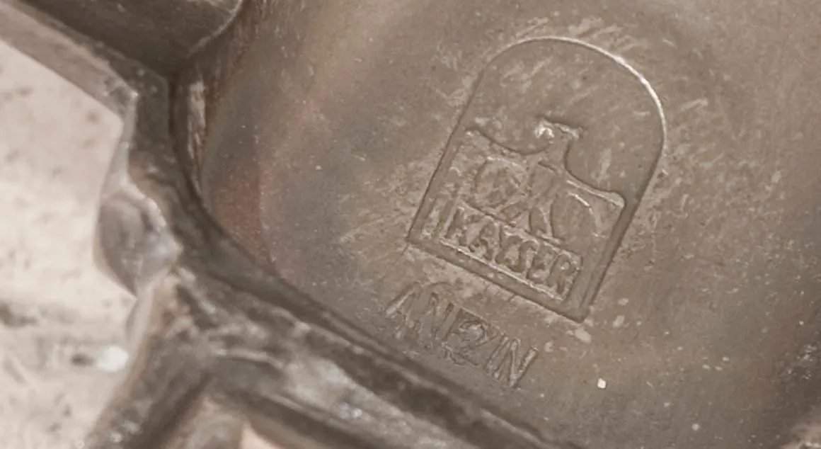 centre de table ancien avec design élégant à la base