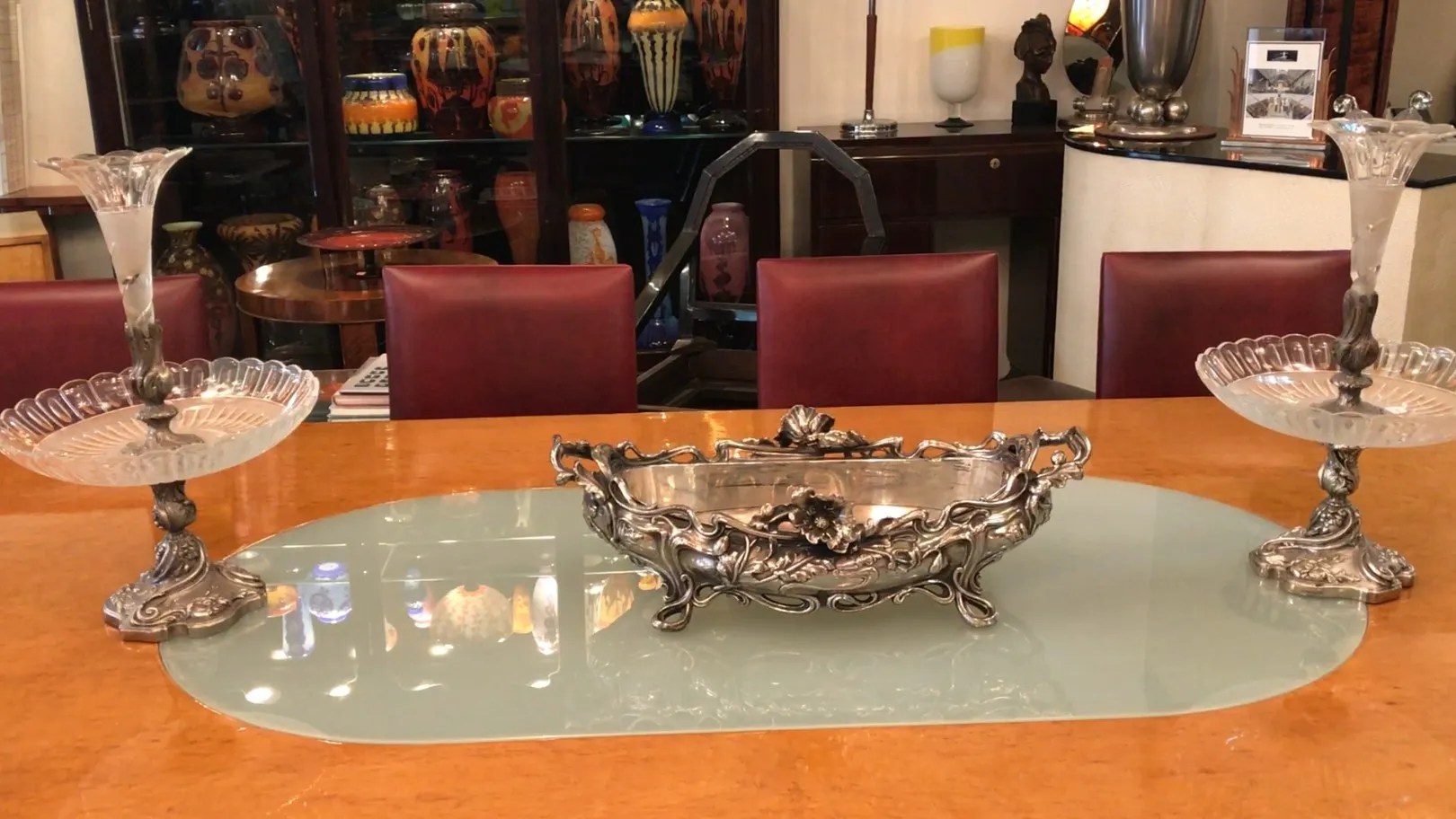 centre de table décoratif ancien sur la table avec des candélabres