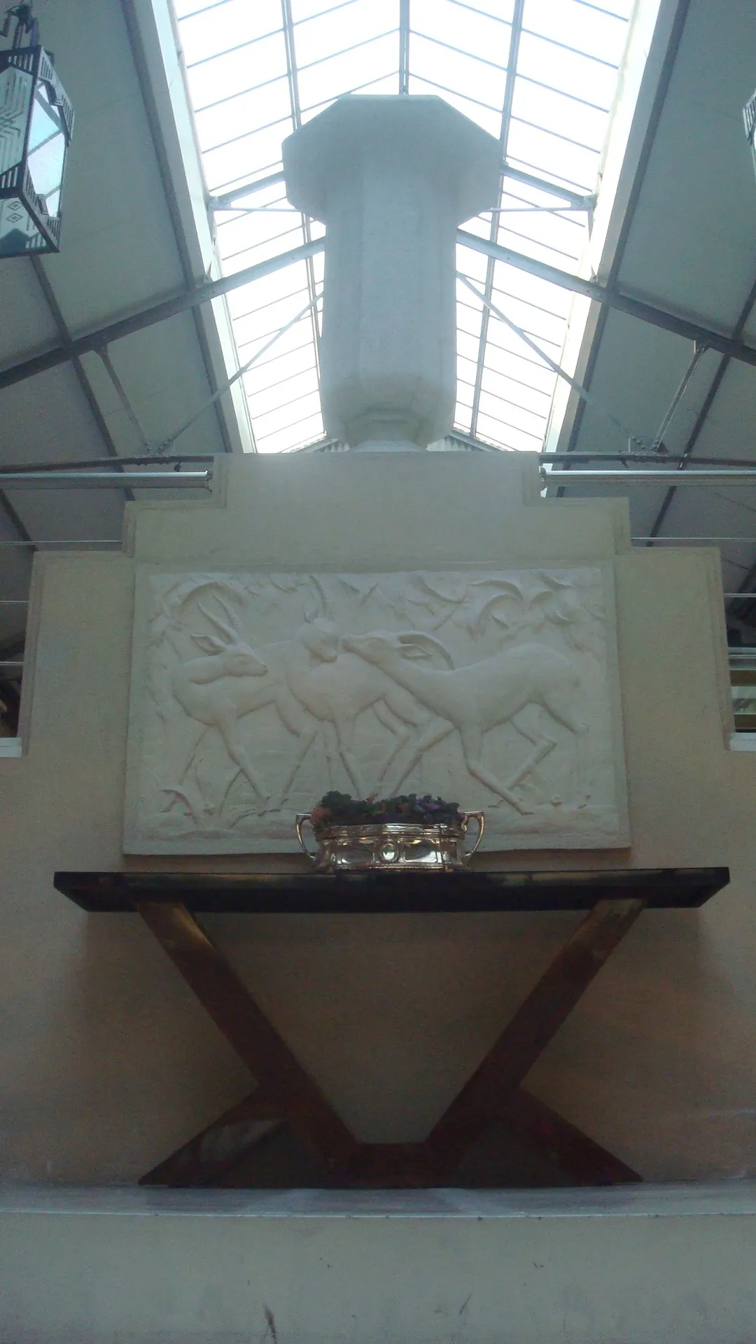 Centre de table antique avec fleurs sur une table décorative