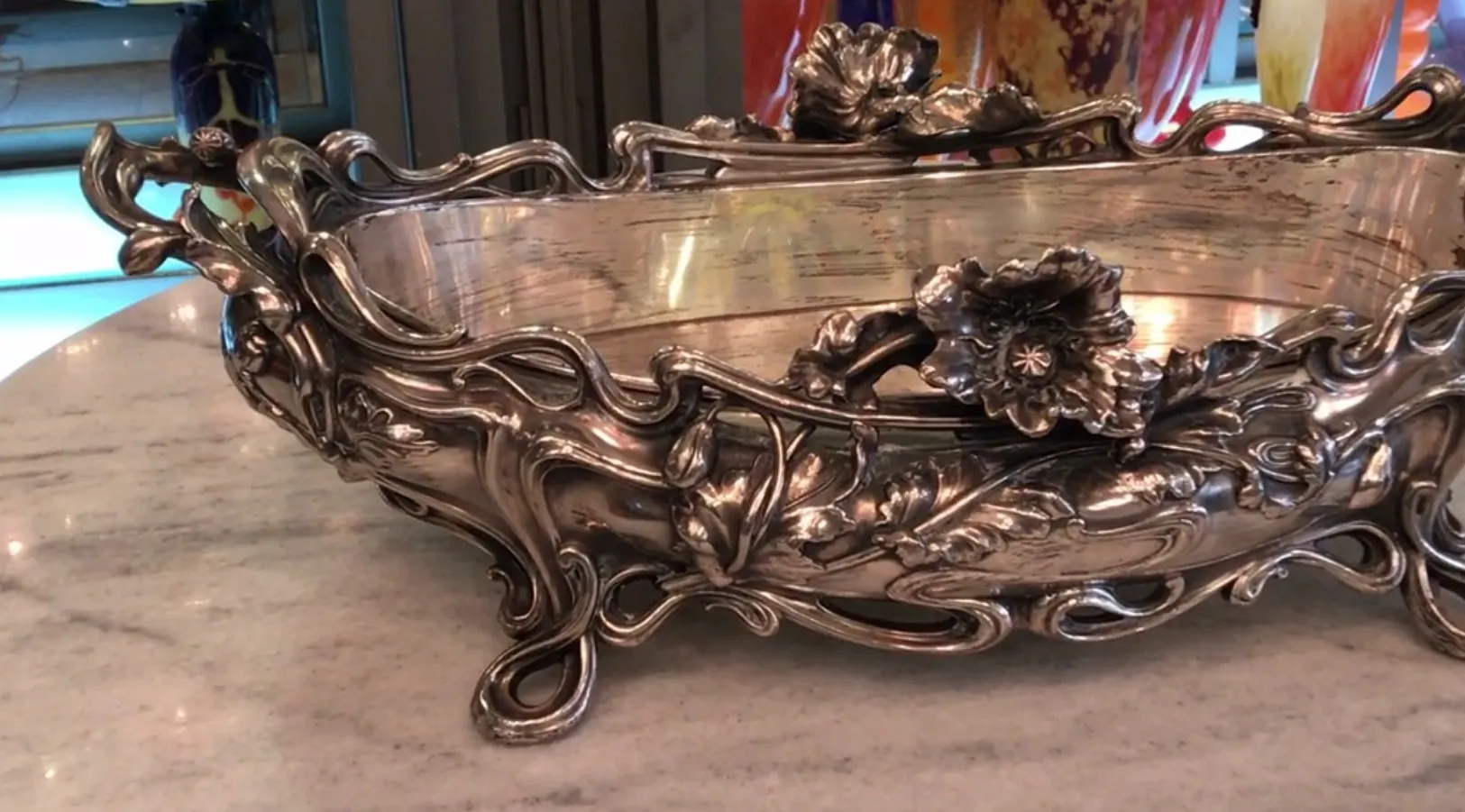 قطع مركزية للطاولة قديمة تحتوي على تفاصيل زهرية في إعداد أنيق