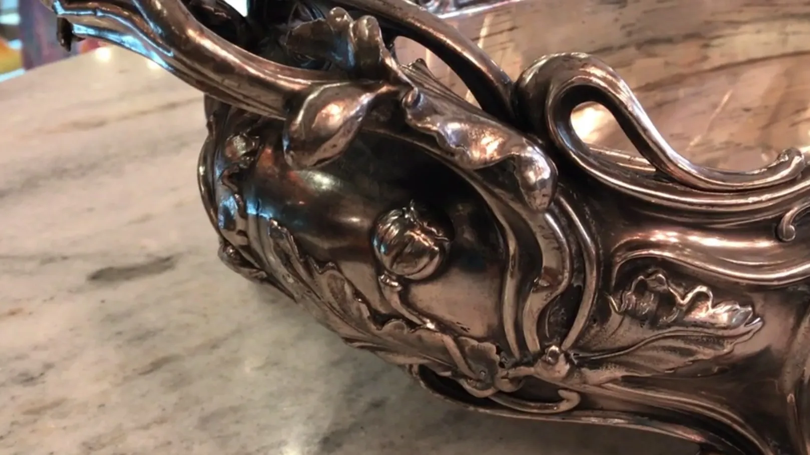 centrotavola antico decorato con foglie, ambientazione elegante