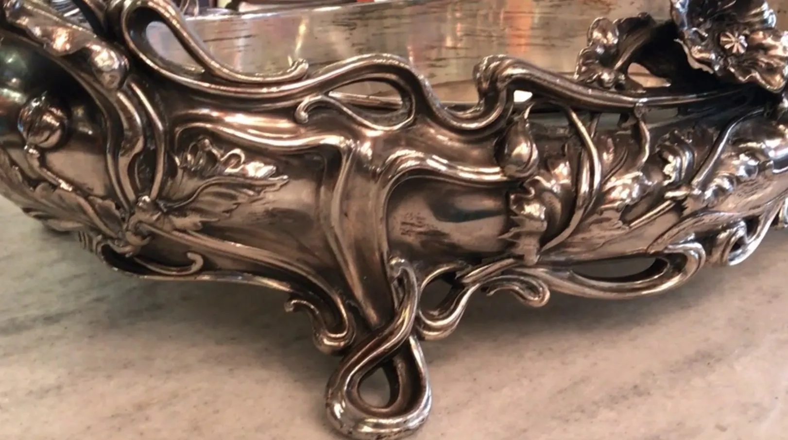 centre de table ancien avec un beau design floral, parfait pour la décoration de tables, avec des détails délicats et une ambiance élégante