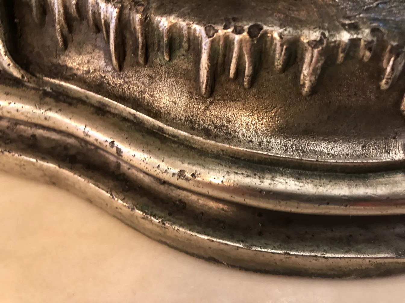 centrotavola antico con dettagli ornamentali