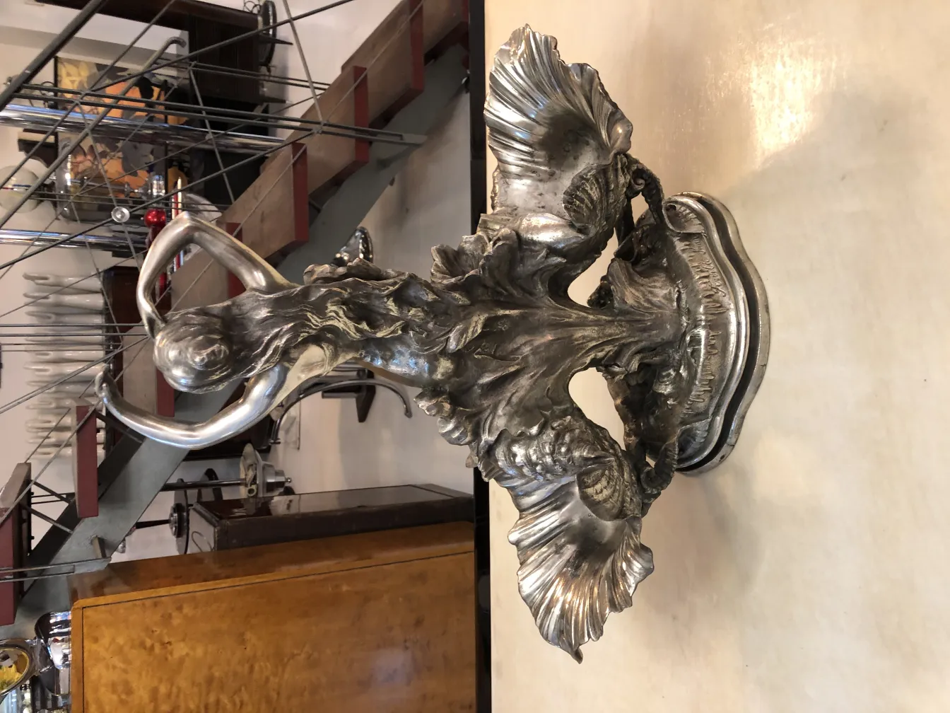 Centrotavola antico con design delicato in un ambiente moderno