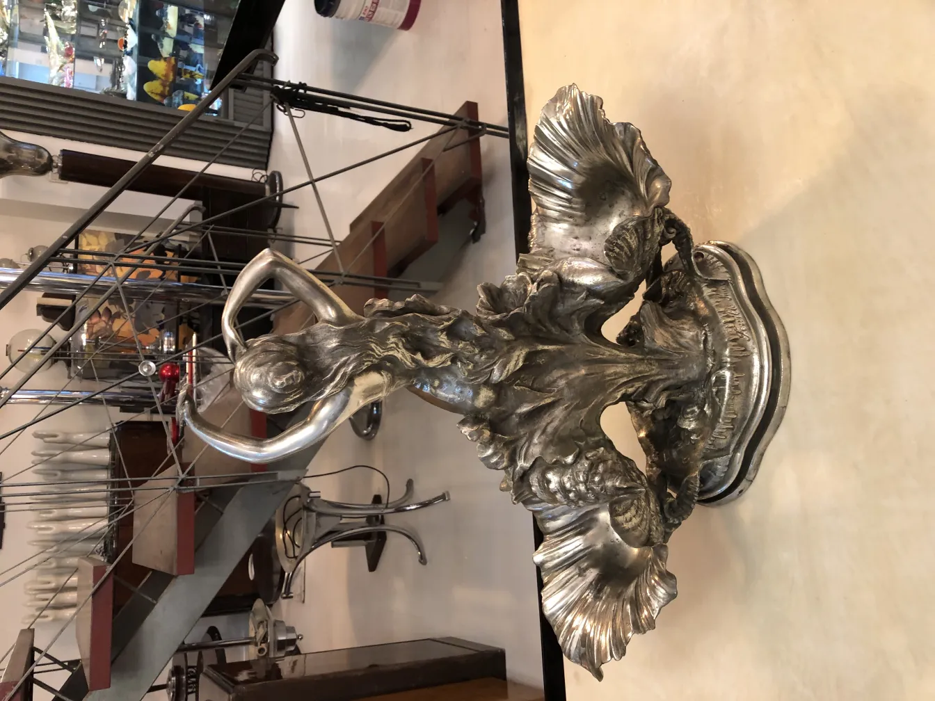 centrotavola antico con forma decorativa e ornamenti, ambiente elegante