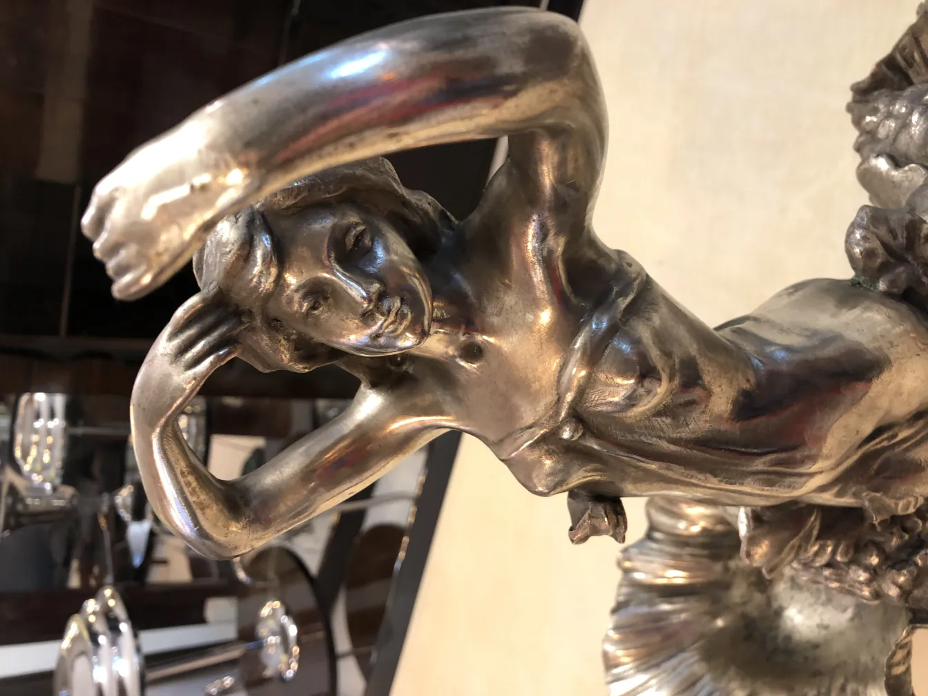 centre de table ancien avec une figure féminine élégante sur fond neutre