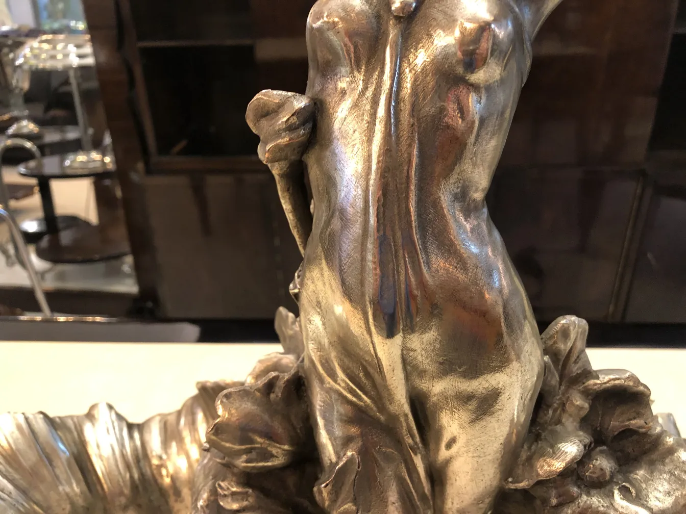 centre de table ancien avec figure décorative en haut