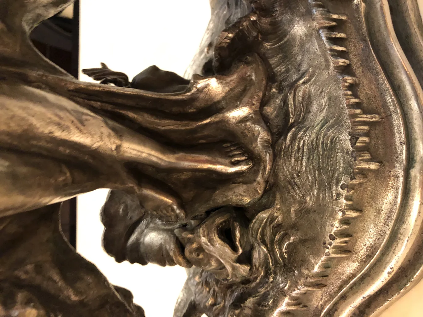 centre de table ancien avec des détails complexes